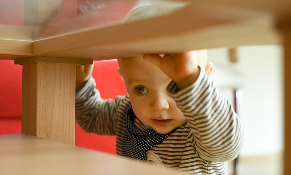 Baby auf Entdeckungstour im Wohnzimmer