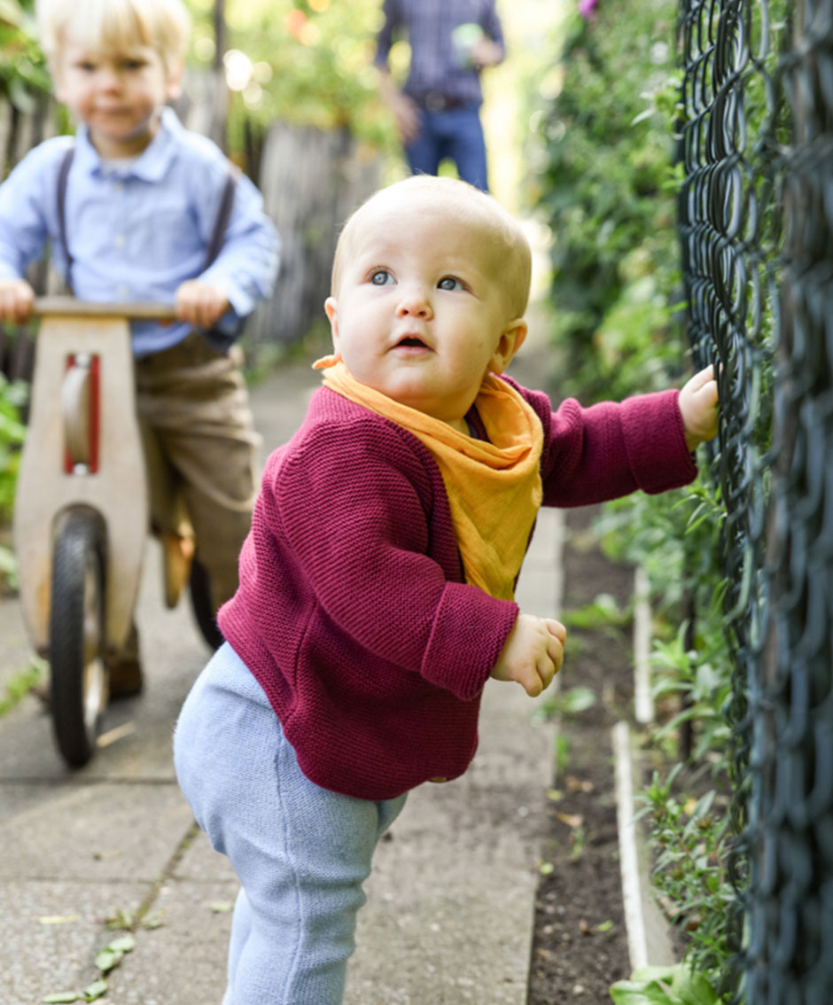 Kinderfoto Baby steht im Garten in Berlin