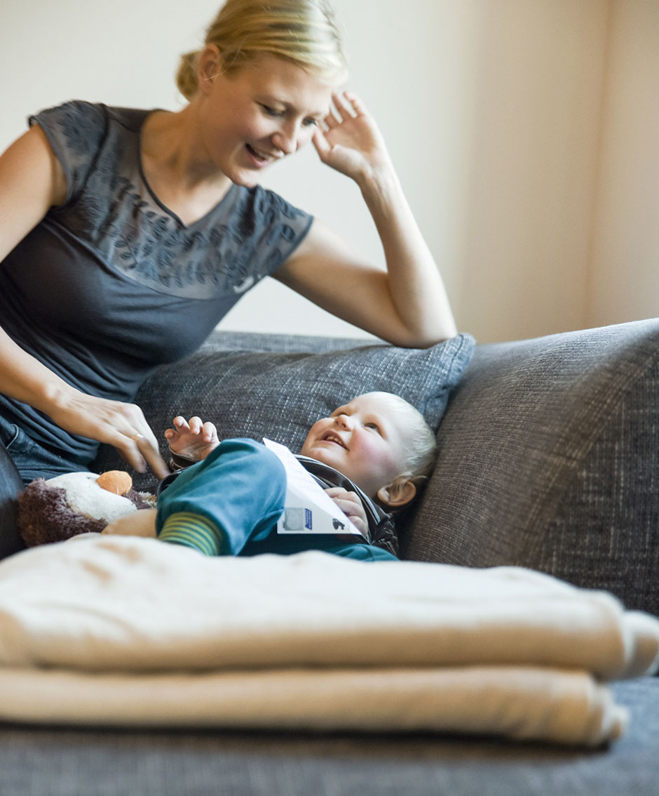 Familienfoto auf dem Sofa im Wohnzimmer in Berlin