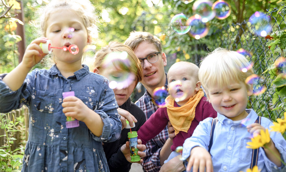 Familienfoto mit Seifenblasen im Sommer in Berlin