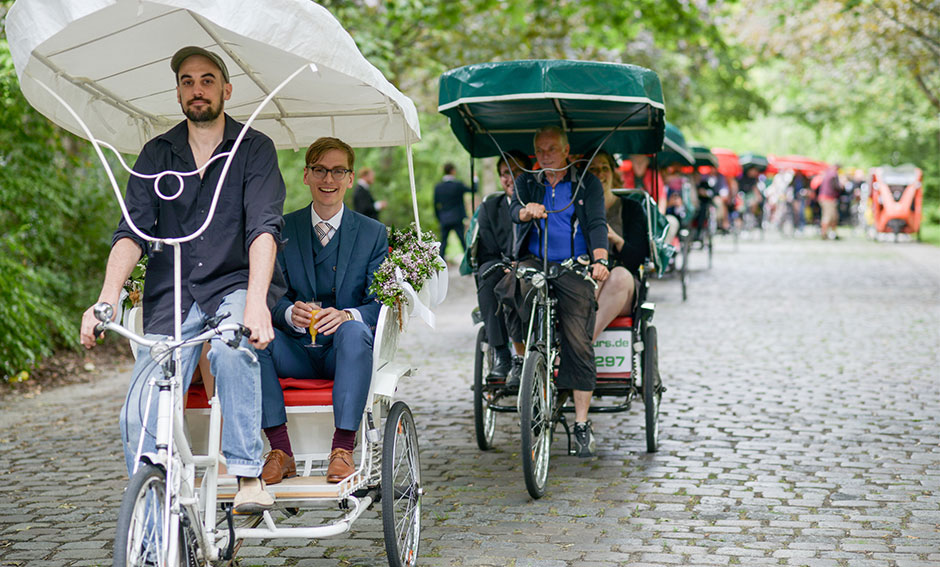 Hochzeitsfoto Hochzeitsfahrt Brautpaar Rikscha durch Berlin