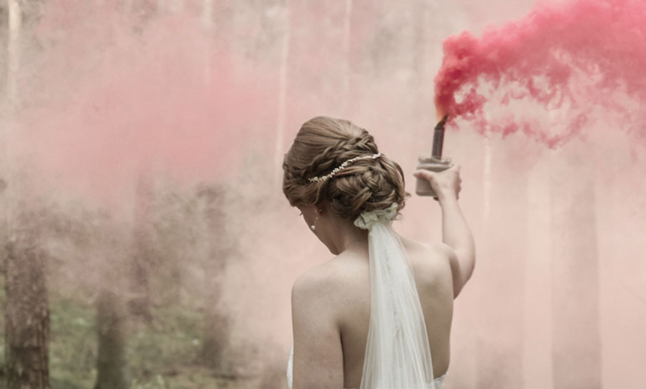 Hochzeitsfoto Brautpaar Shooting Spezial individuelle Fotosession Brautpaar mit Pyro Rauchfackel im Wald