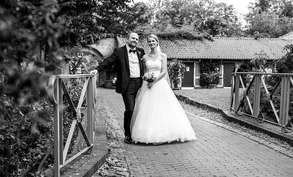 Hochzeitsfoto Brautpaar auf Brücke Schloßgarten Oldenburg Schwarzweiß