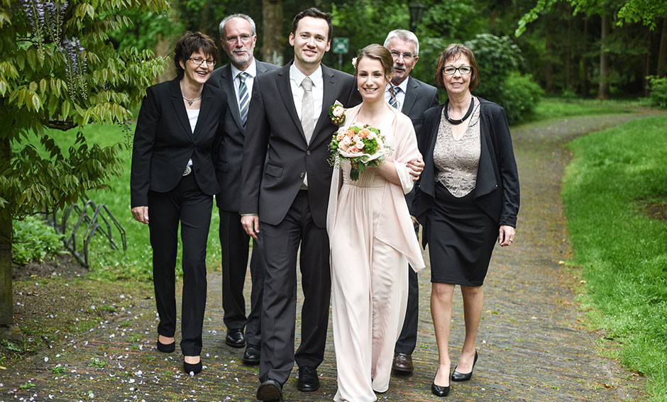 Hochzeitsfoto Brautpaar Brauteltern Familienfoto Standesamt
