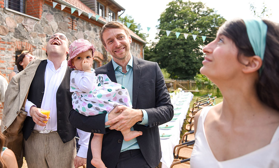 Hochzeitsfoto Hochzeitsfeier Brautpaar lacht Berlin