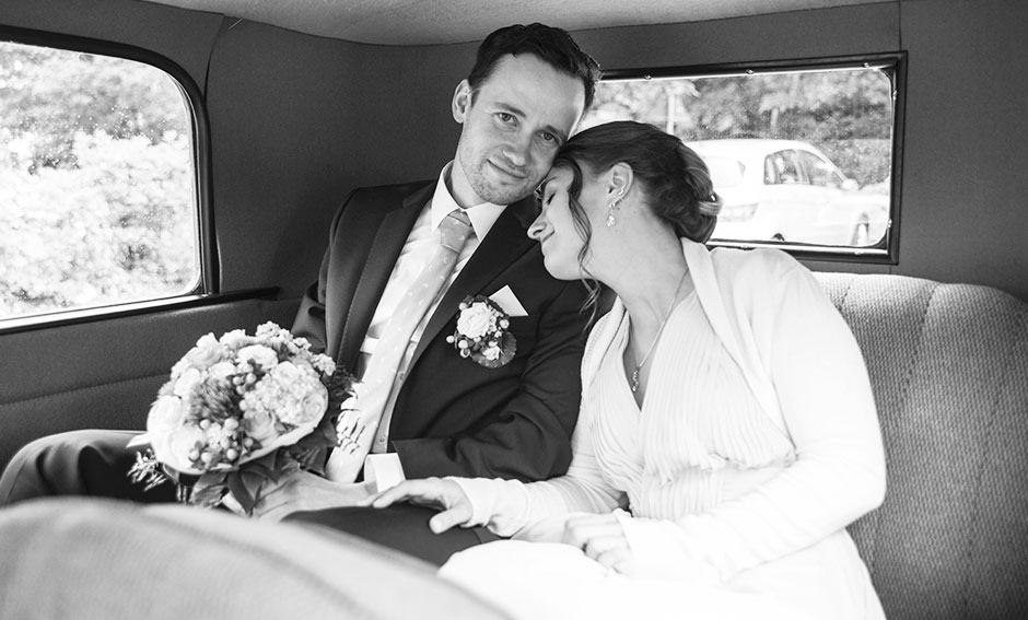 Hochzeitsfoto Brautpaar im Oldtimer Standesamt Schwarzweiß