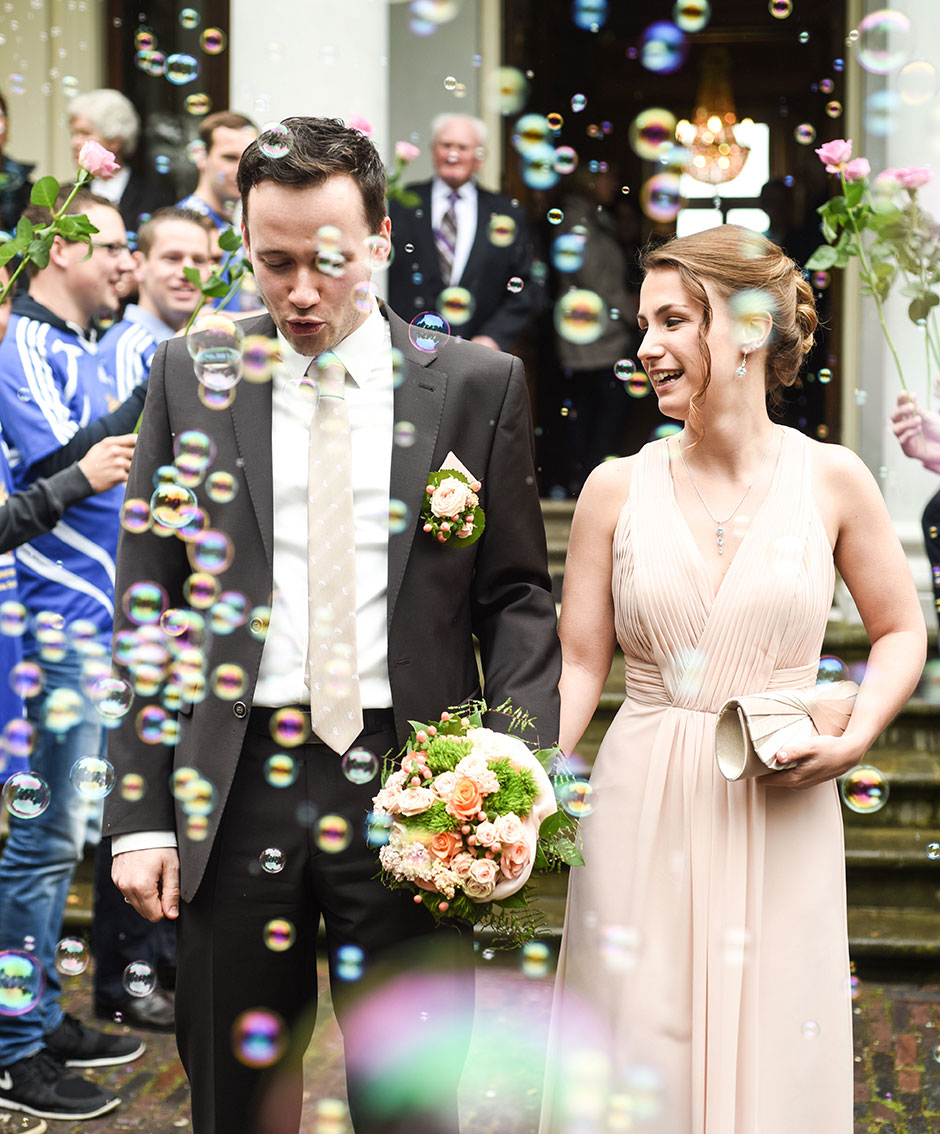 Hochzeitsfoto Brautpaar Seifenblasen Standesamt