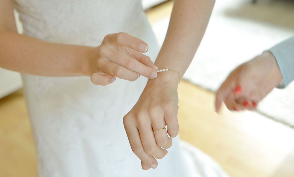 Hochzeitsfoto Brautstyling zuhause Schmuck
