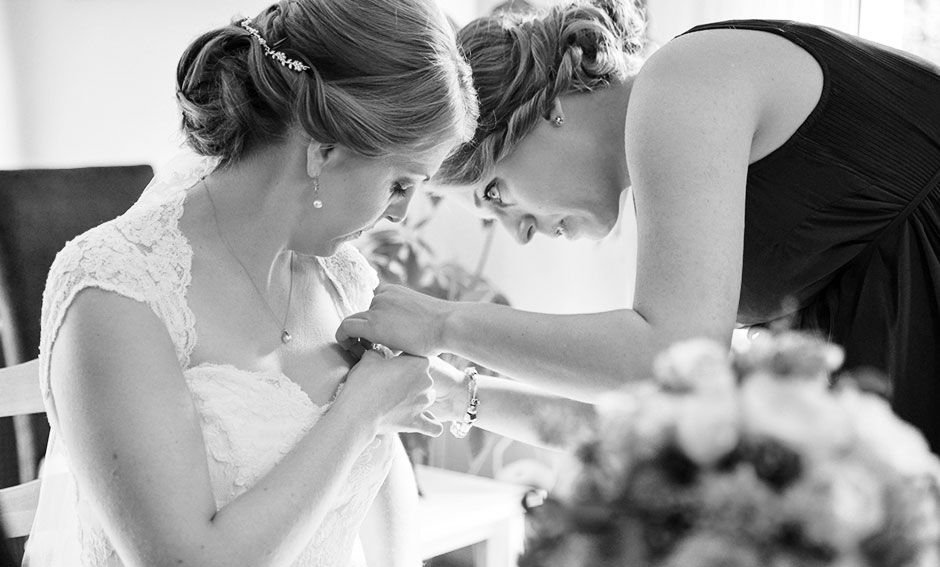 Hochzeitsfoto Brautstyling Braut Ankleiden zuhause