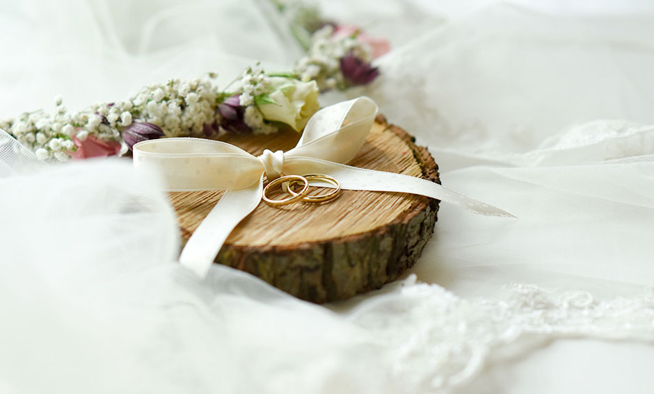Hochzeitsfoto Trauringe Deko schön