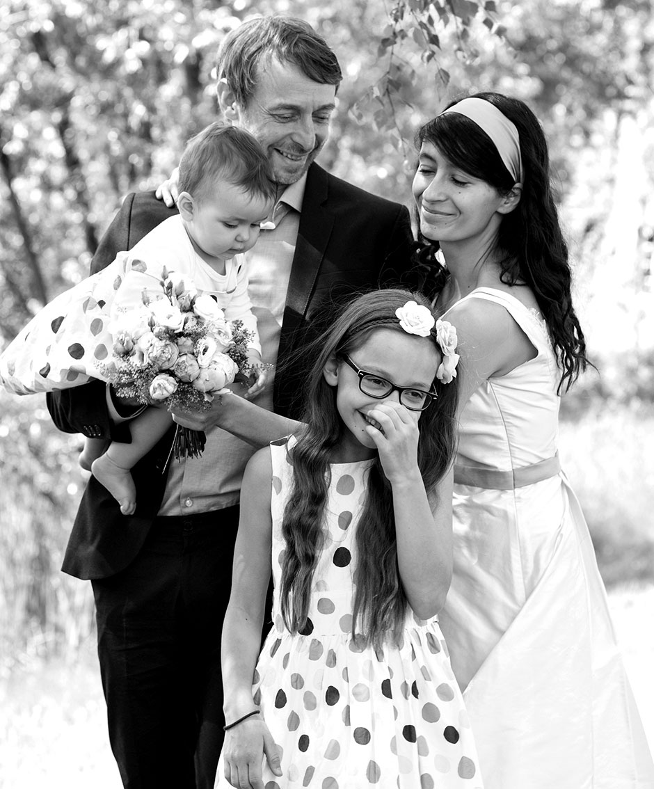 Hochzeitsfoto Familie lacht schwarzweiss Berlin