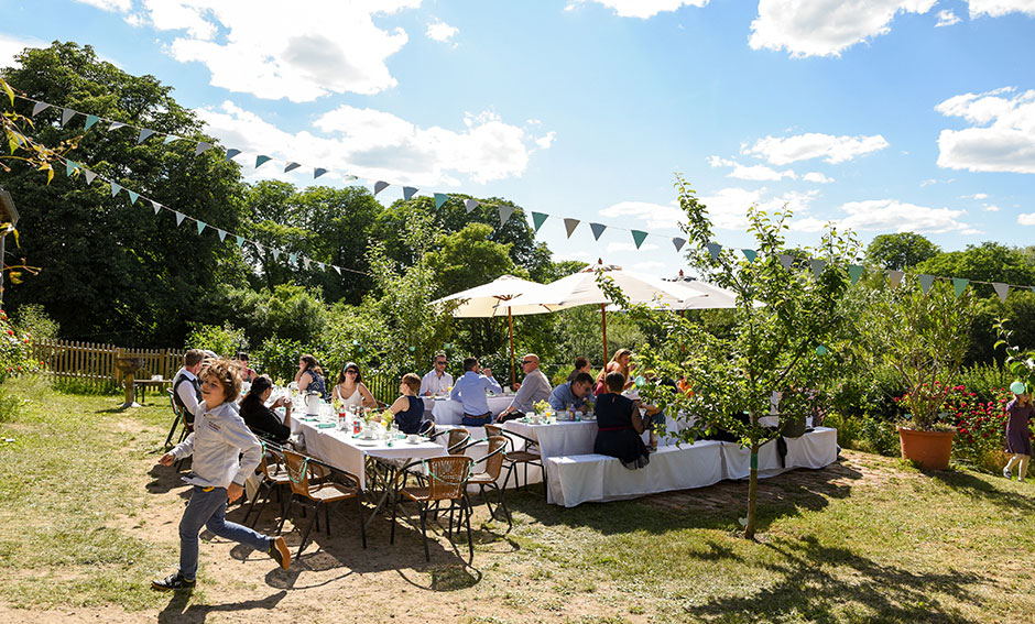 Hochzeitsfoto Hochzeitsfeier draußen im Grünen bei Berlin