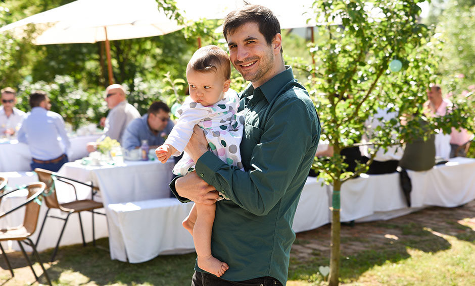 Hochzeitsfoto Hochzeitsfeier Hochzeitsgast draußen