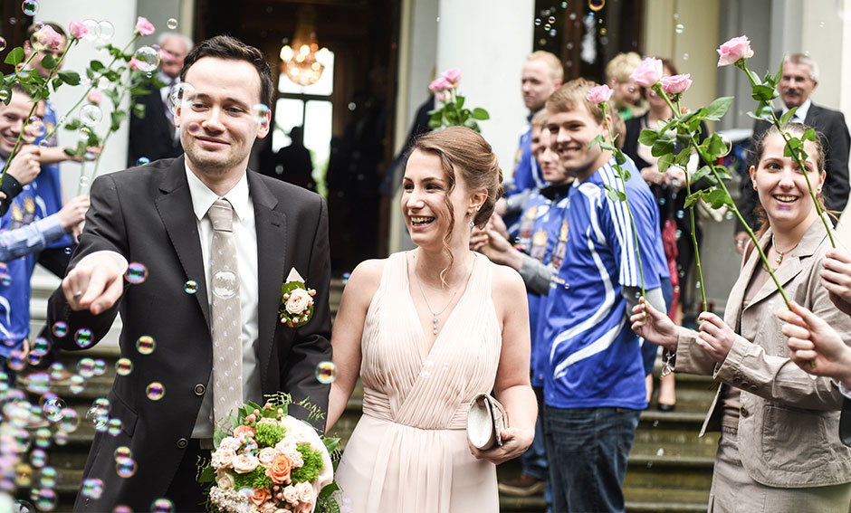 Hochzeitsfoto Brautpaar Seifenblasen Standesamt Berlin