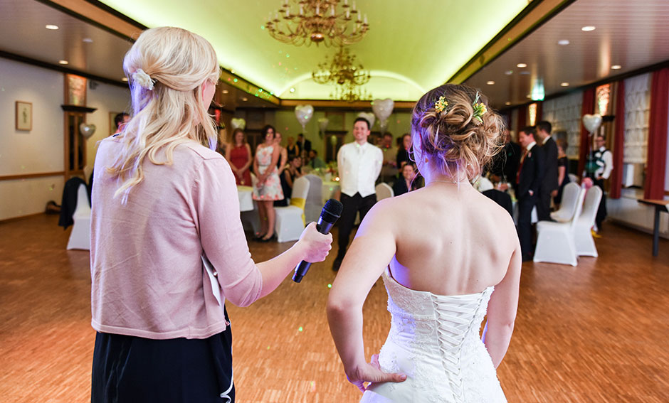 Hochzeitsfoto Hochzeitsspiele Brautpaar Hochzeitsfeier