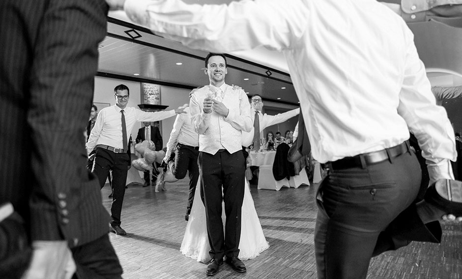 Hochzeitsfoto Strumpfband Bräutigam Brautpaar Hochzeitsfeier