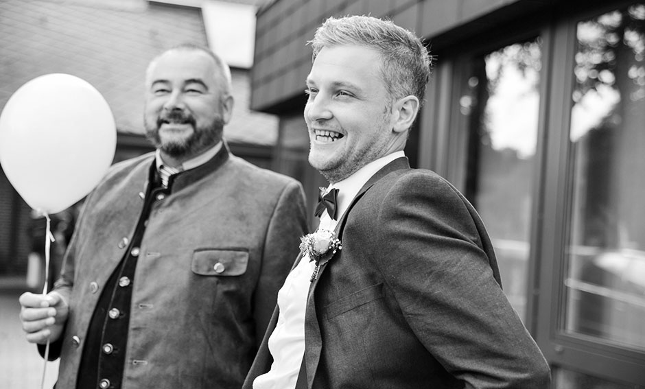 Hochzeitsfoto Standesamt Trauung Bräutigam Freude Lachen