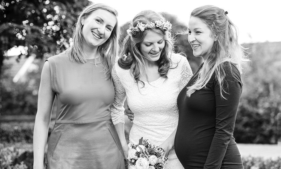 Hochzeitsfoto Standesamt Trauung Braut mit Freundinnen Babybauch schwanger