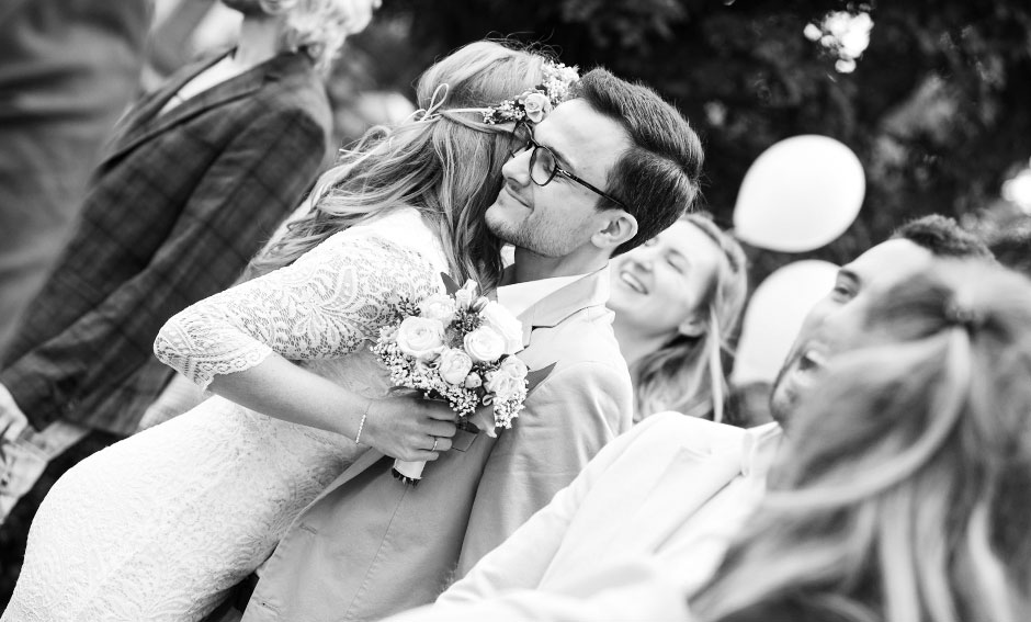 Hochzeitsfoto Standesamt Trauung Umarmung Gratulation der Braut