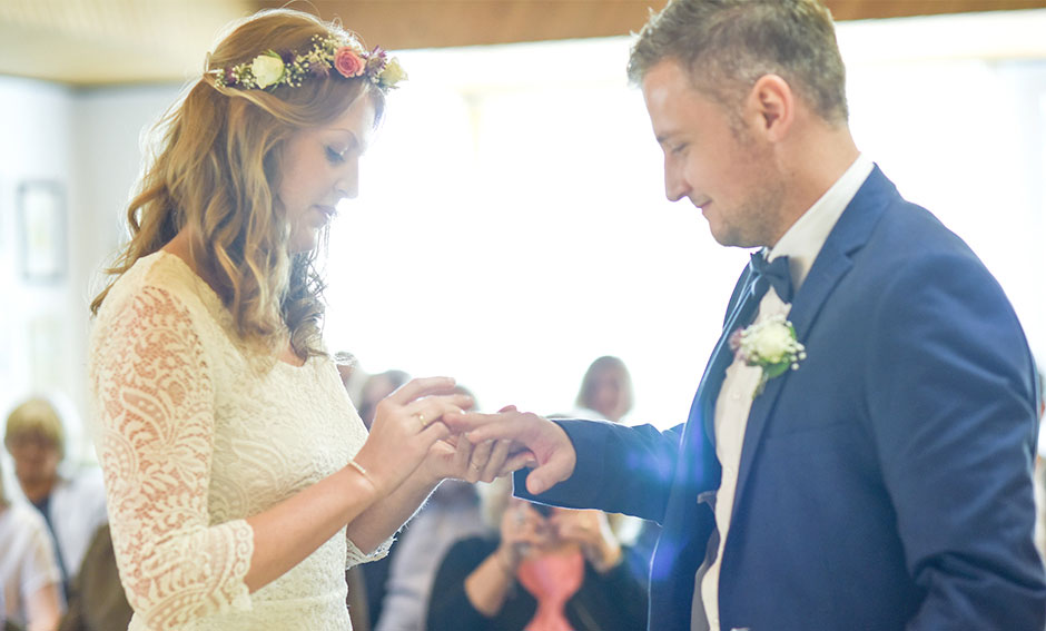 Hochzeitsfoto Strumpfband Bräutigam Brautpaar Hochzeitsfeier
