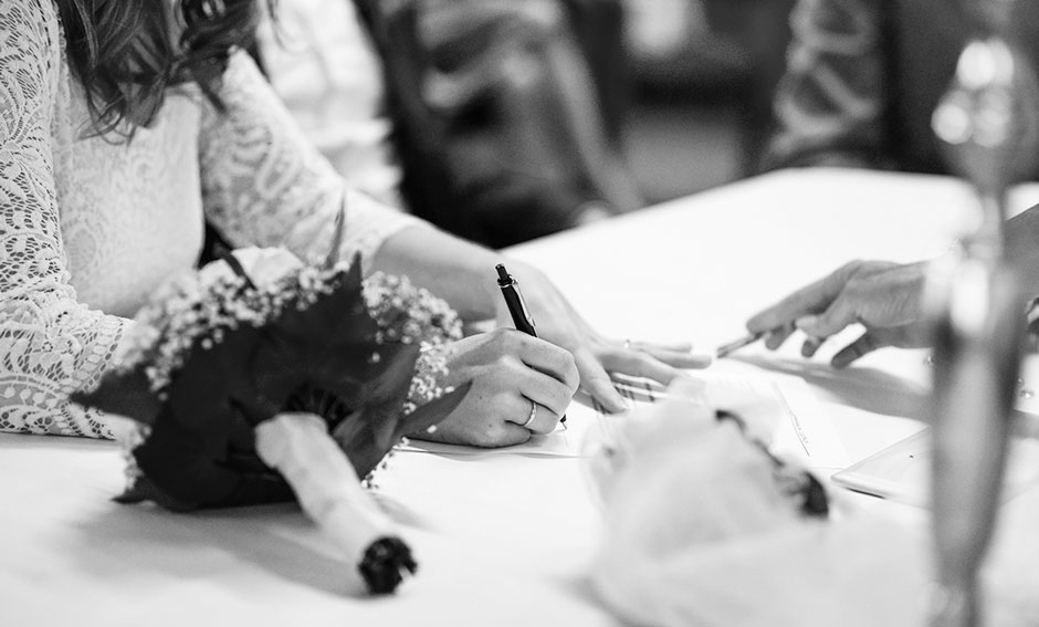 Hochzeitsfoto Standesamt Trauung Braut Unterschruft Eheschließung