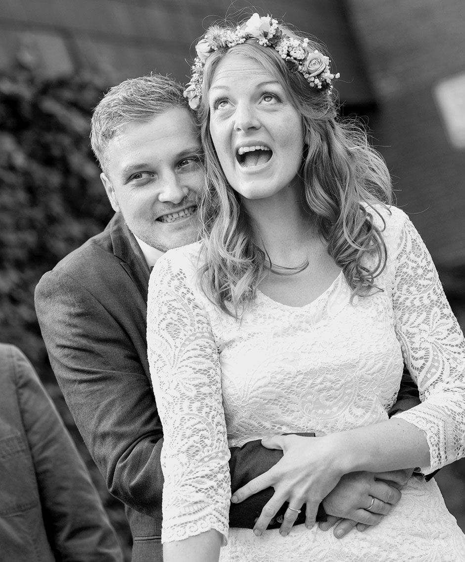 Hochzeitsfoto Standesamt Trauung frisch gebackenes Ehepaar Freudenschrei