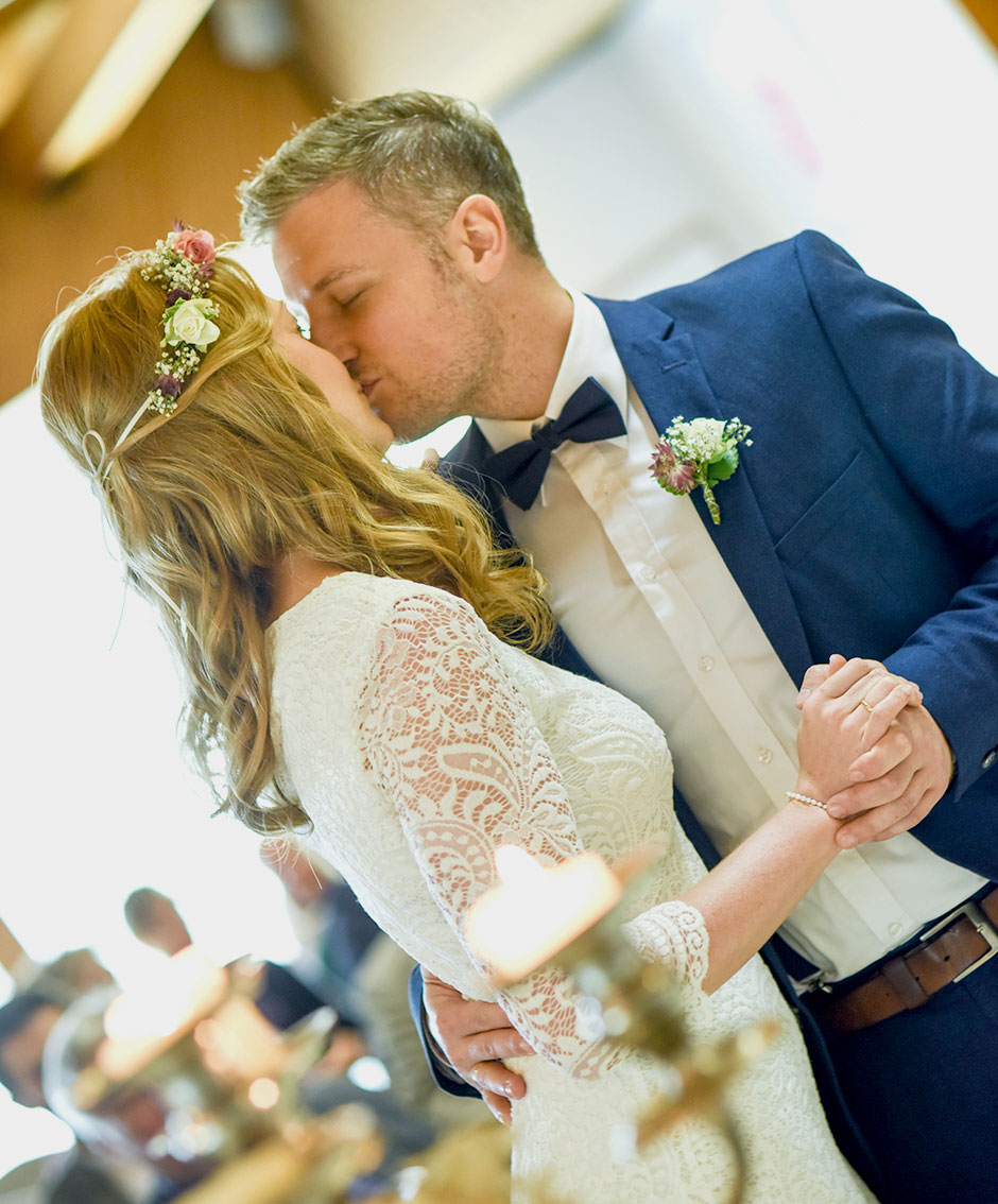 Hochzeitsfoto Standesamt Trauung Ehepaar Kuss