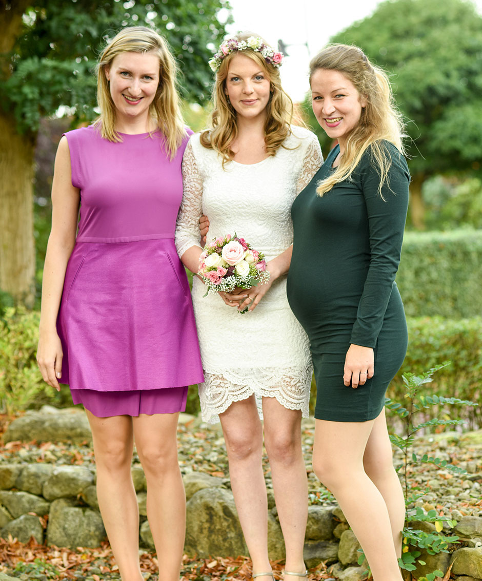Hochzeitsfoto Standesamt Trauung Braut mit Freundinnen lachen