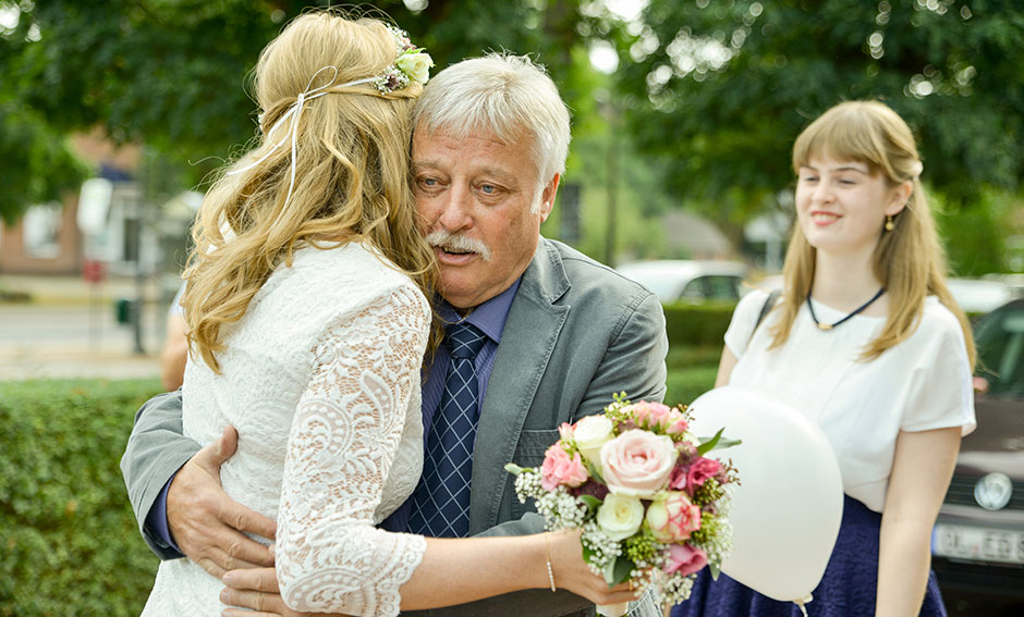 Hochzeitsfoto Brautpaar Brauteltern Standesamt Trauung Emotion Weinen