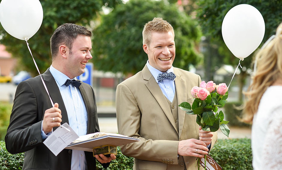 Hochzeitsfoto Standesamt Trauung Trauzeug mit Luftballons