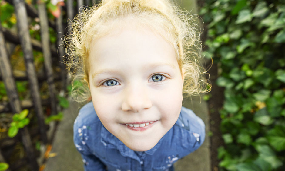 Kinderfoto Blick in die Kamera in Berlin