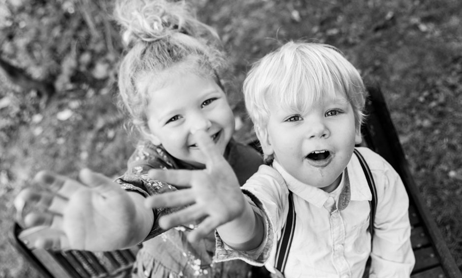 Familienfoto Geschwister in SchwarzWeiß in Berlin