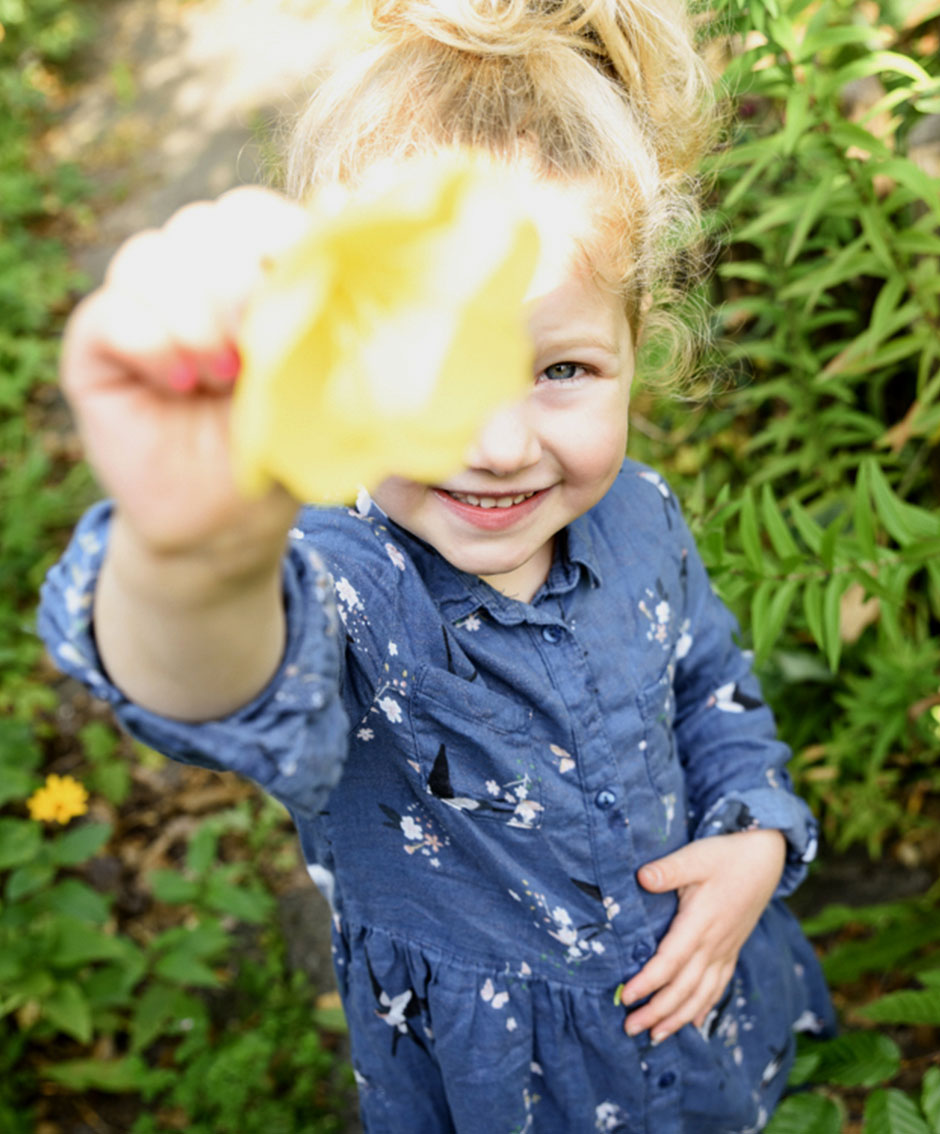 Kinde Foto Mädchen mit Blume im Garten in Berlin